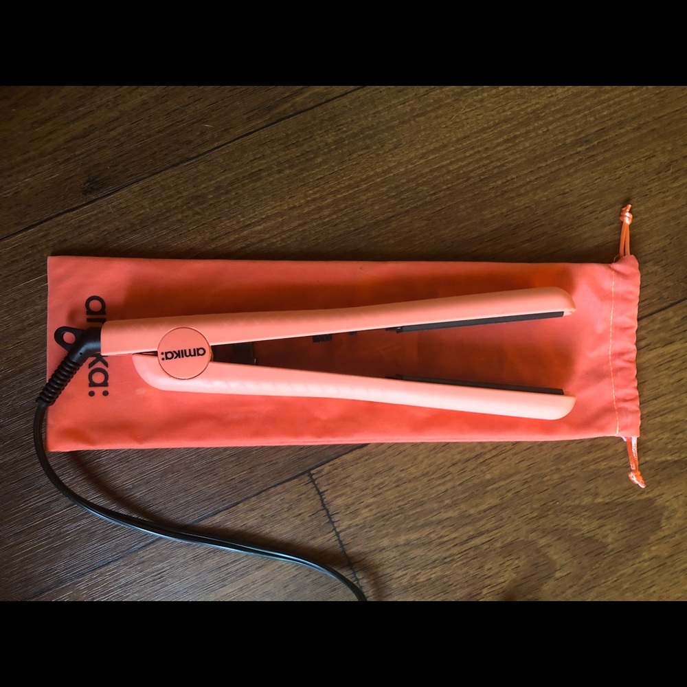 Amika straightener